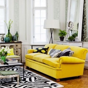 Яркие диваны, которые выделяются даже в самых обычных комнатах
