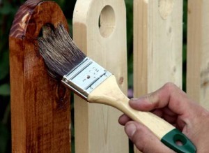 Как правильно обработать деревянный забор