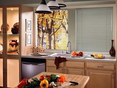 Как сделать кухню уютной с помощью декора окна?