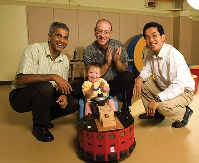 Кресло-робот познаёт мир вместе с полугодовалым малышом