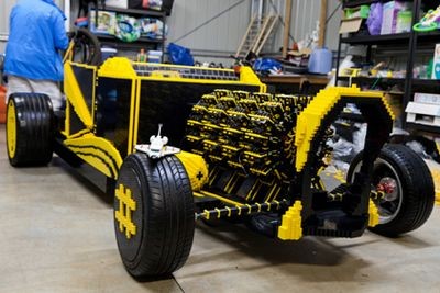 Лего-автомобиль на котором можно ездить