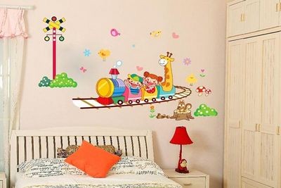 Оригинальное оформление интерьера в детской с помощью декоративных наклеек на стены
