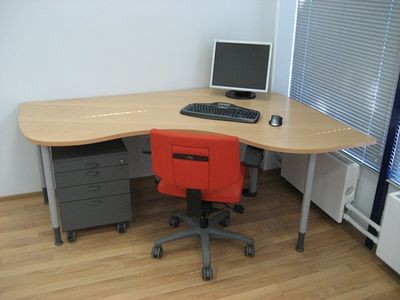 Покупаем письменный рабочий стол в офис: формы и дизайн