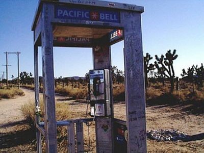 Самая уединённая телефонная будка в мире соединяла одиночек в пустыне