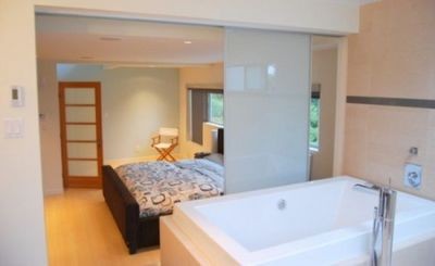 Спальня, совмещенная с ванной: отличная комбинация или рискованный дизайн