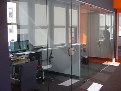 Виды и особенности стеклянных офисных перегородок